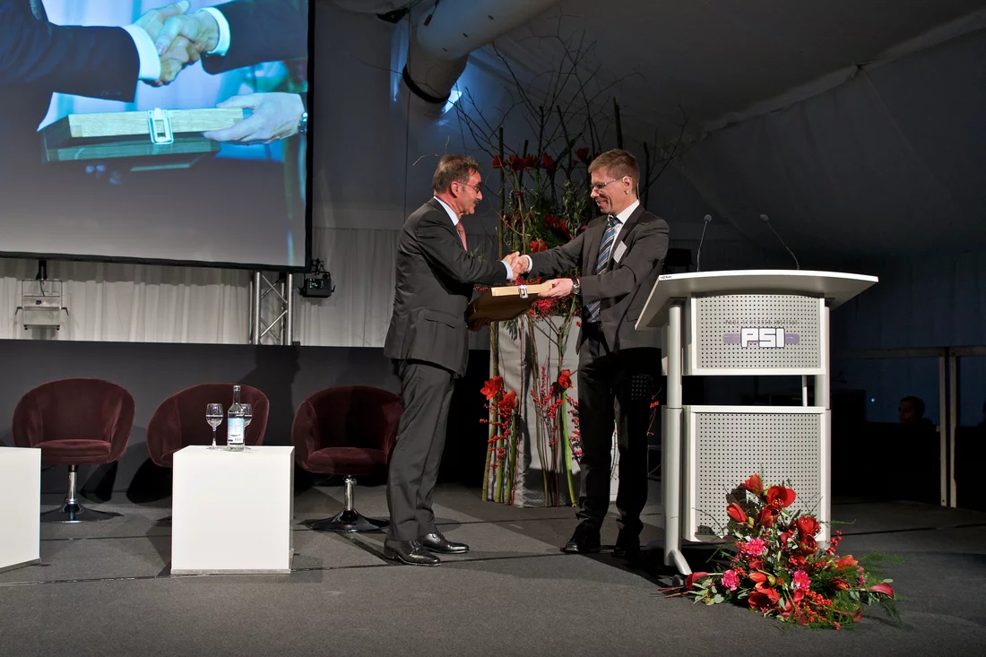 PSI-Direktor Joël Mesot begrüsst die Gäste und bedankt sich bei André Zoppi, Gemeindeammann von Würenlingen, für die Unterstützung. (Foto: Paul Scherrer Institut/Markus Fischer)