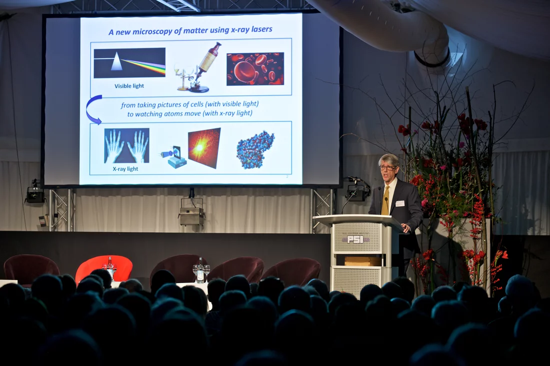 Roger Falcone, UC Berkeley, beleuchtet die Rolle, die der SwissFEL für die internationale Forschung spielen wird. (Foto: Paul Scherrer Institut/Markus Fischer)