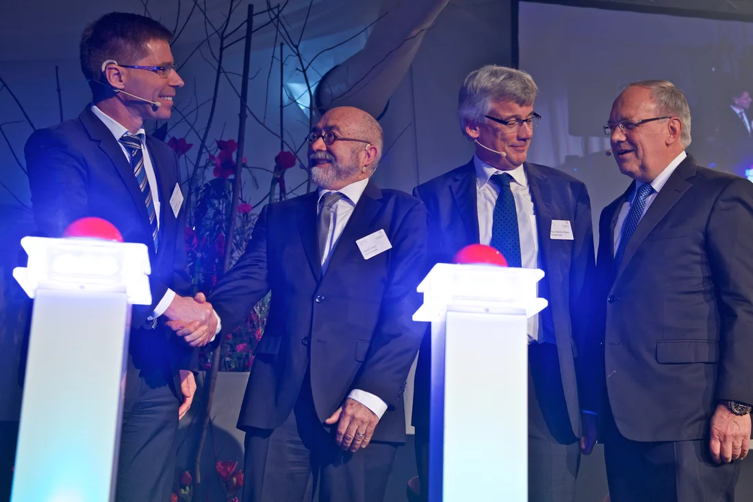PSI-Direktor Joël Mesot, SwissFEL-Projektleiter Rafael Abela, SwissFEL-Projektleiter Hans Braun, Bundespräsident Johann N. Schneider-Ammann (v. l. n. r.). (Foto: Paul Scherrer Institut/Markus Fischer)