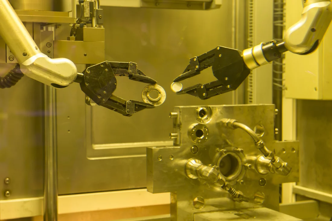 All procedures in a hot cell, which take place behind thick lead glass, are manually controlled from the outside using manipulators. Working with radioactive materials, this is a necessity. Here the right-hand gripper removes the target — which after the irradiation contains the desired radionuclides — from the target holder, to open it in a later step. The mechanism to the lower right immobilises the capsule during irradiation. It was developed at the PSI. (Photo: Paul Scherrer Institute/Mahir Dzambegovic)