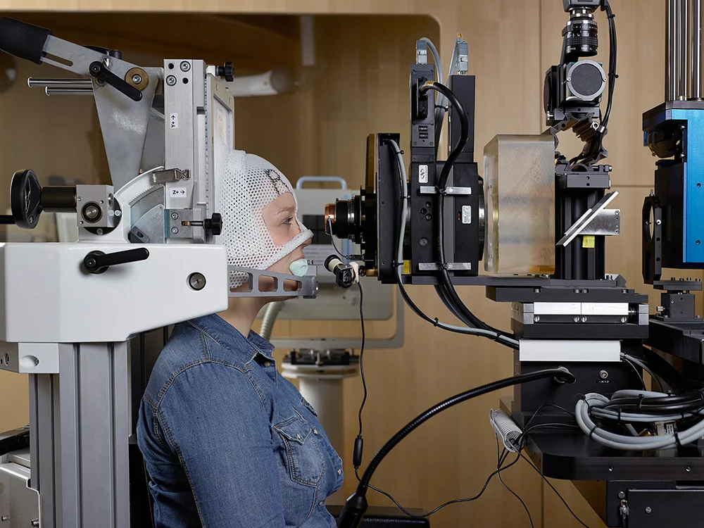 At the treatment station OPTIS, patients suffering from ocular tumours are treated. Thanks to the proton therapy, the diseased eye can in most cases be preserved. 
(Photo: Scanderbeg Sauer Photography)