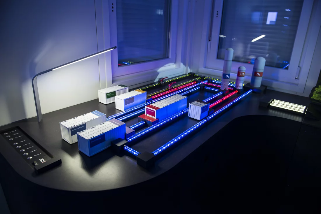 Auf einem Modell-Bauplatz können die Besucherinnen und Besucher selbst eine ESI-Plattform zusammenbauen. Diese besteht aus mehreren Modell-Containern. (Foto: Paul Scherrer Institut/Mahir Dzambegovic)
