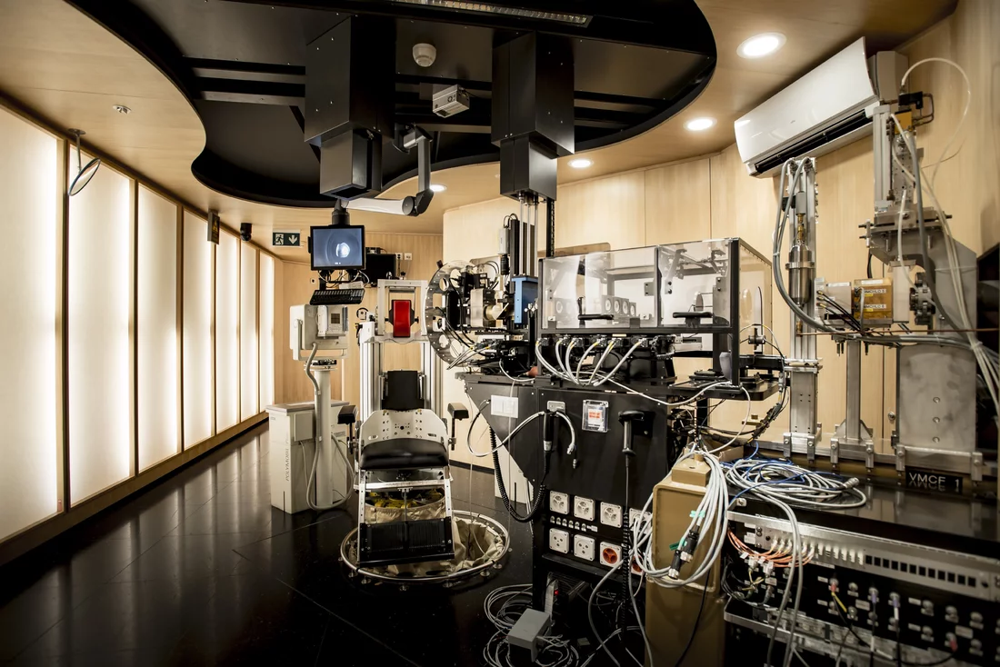 Patients with ocular tumours receive their proton irradiation treatment in the large, bright treatment room OPTIS 2. (Photo: Paul Scherrer Institute/Mahir Dzambegovic)