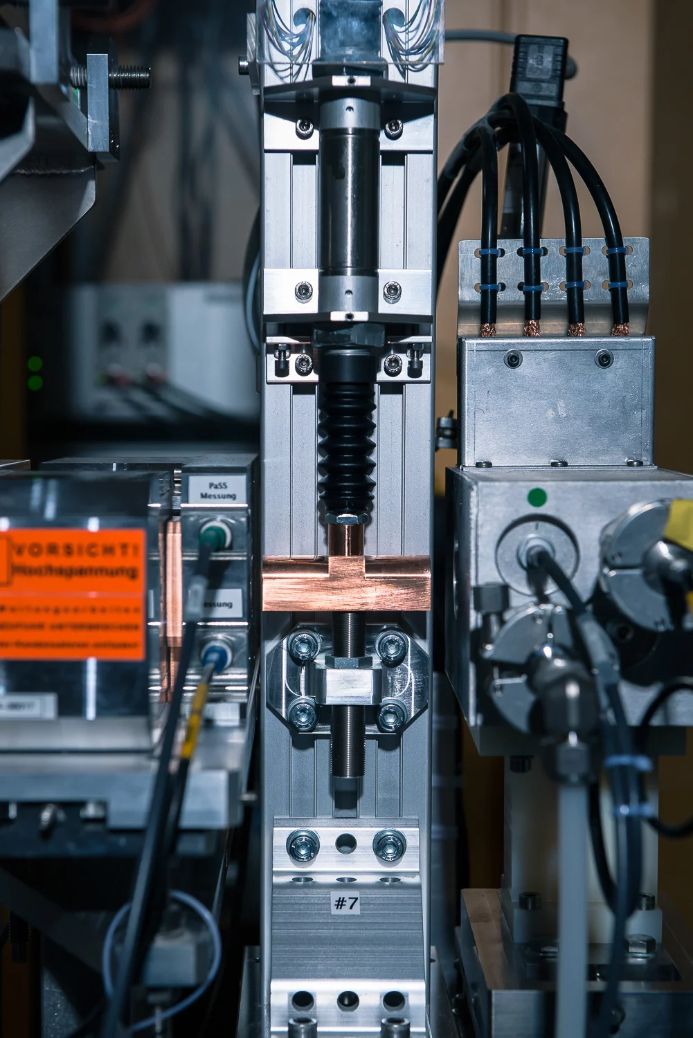 Der Protonenstrahl, der in einer waagerechten Vakuumröhre zum Bestrahlungsgerät Gantry 3 geht, kann im Notfall innerhalb weniger Millisekunden mechanisch gestoppt werden. Dann wird der kleine Kupferblock mittels Druckluft direkt von oben nach unten in den Strahl geschossen und blockiert ihn. (Foto: Paul Scherrer Institut/Mahir Dzambegovic)