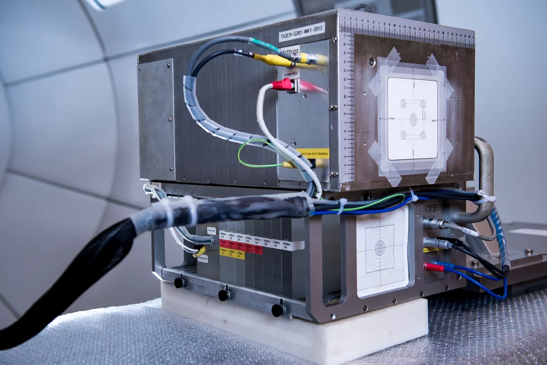 Tiger – is the name given to the phantom developed at the Paul Scherrer Institute, which carries out daily tests on the energy load and accuracy of the proton beam before the first patient is admitted for treatment. The device derives its name from the striped arrangement of eight synthetic plates (centre bottom of the image) that register the effects of the beam at a variety of tissue depths. The beam can be precisely calibrated to reach the required depth. (Photo: Paul Scherrer Institute/Mahir Dzambegovi…