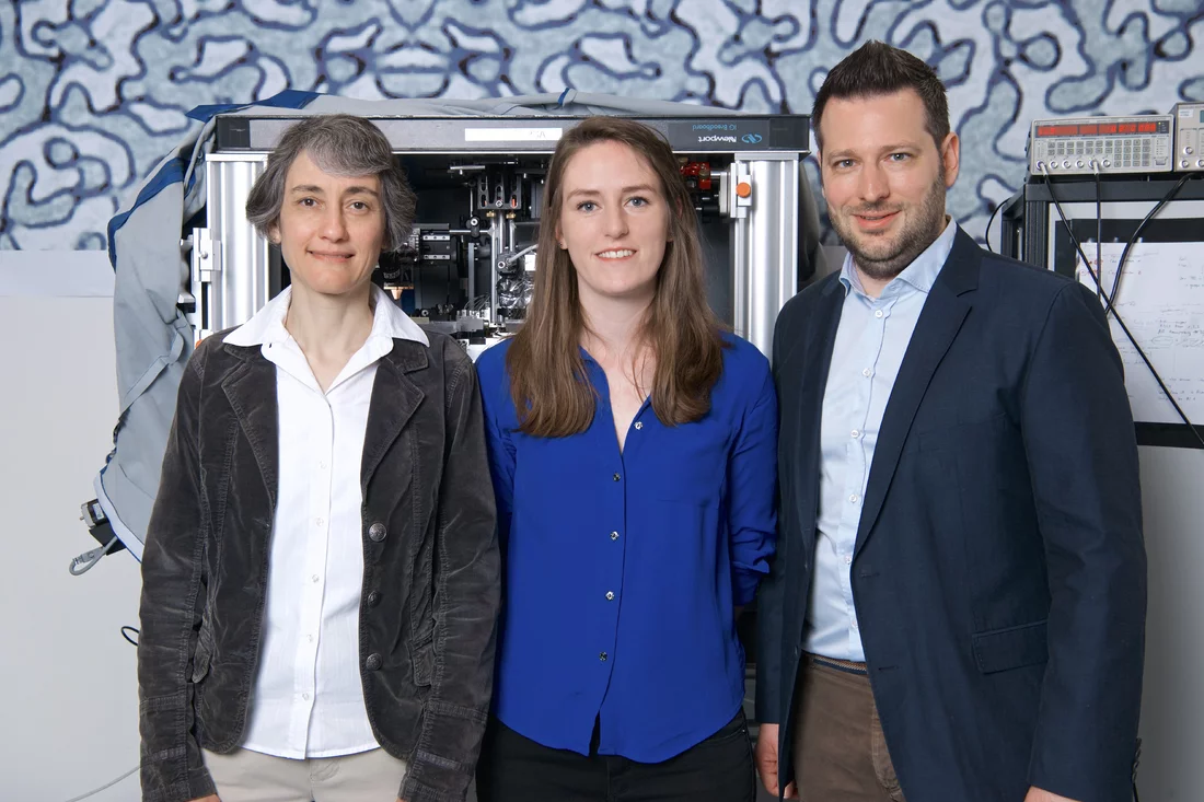 Le groupe de recherche dont font partie Laura Heyderman, Claire Donnelly et Sebastian Gliga a été le premier à réussir à dévoiler la structure magnétique interne d'un objet tridimensionnel. (Photo: Institut Paul Scherrer/Markus Fischer)