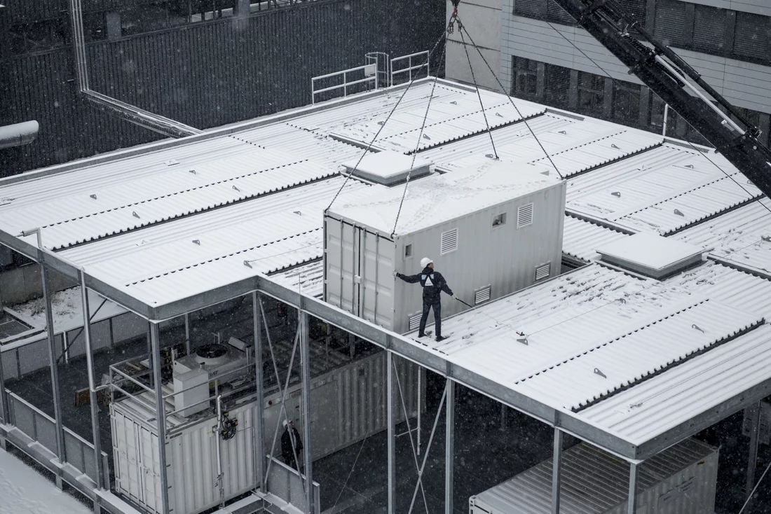 In January 2017, the container with the Cosyma test facility took a trip: The PSI-developed methanation system Cosyma was transported from the ESI Platform to Werdhölzli  for a long-term test. There the Cosyma method successfully passed a 1,000-hour practical test run. (Photo: Paul Scherrer Institute/Mahir Dzambegovic)