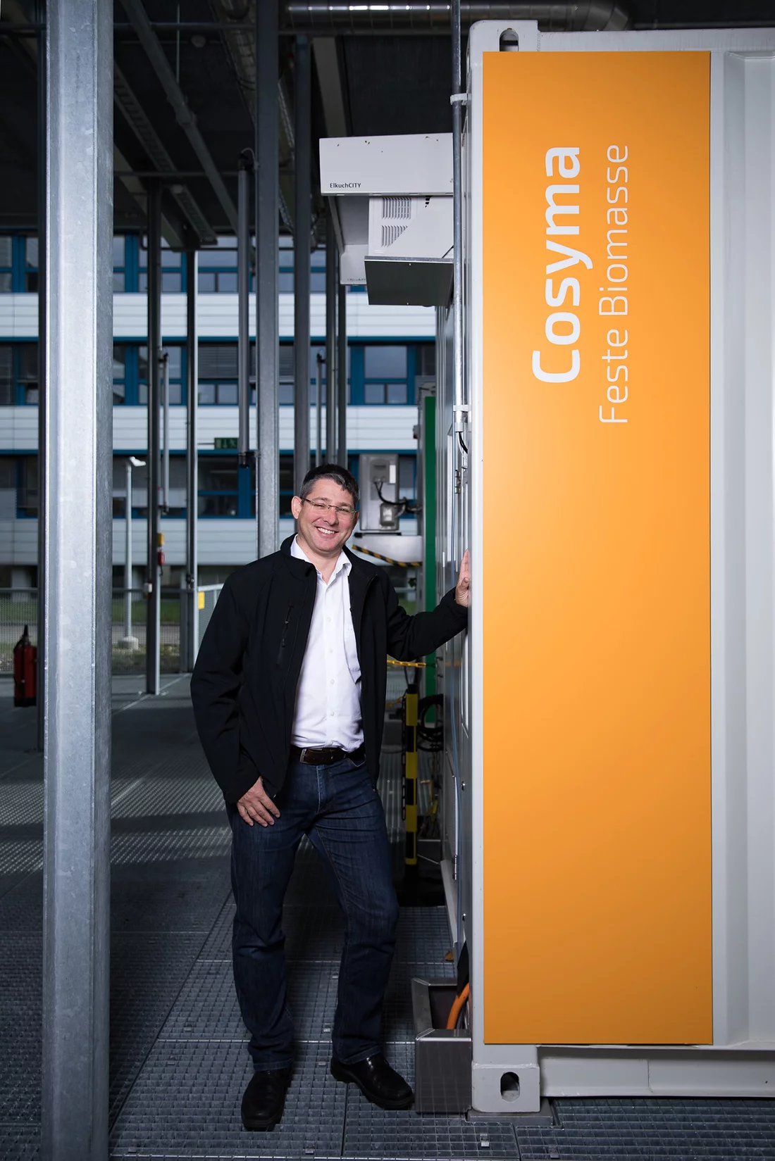Project leader Serge Biollaz next to the Cosyma facility, which has now returned to PSI. (Photo: Paul Scherrer Institute/Mahir Dzambegovic)