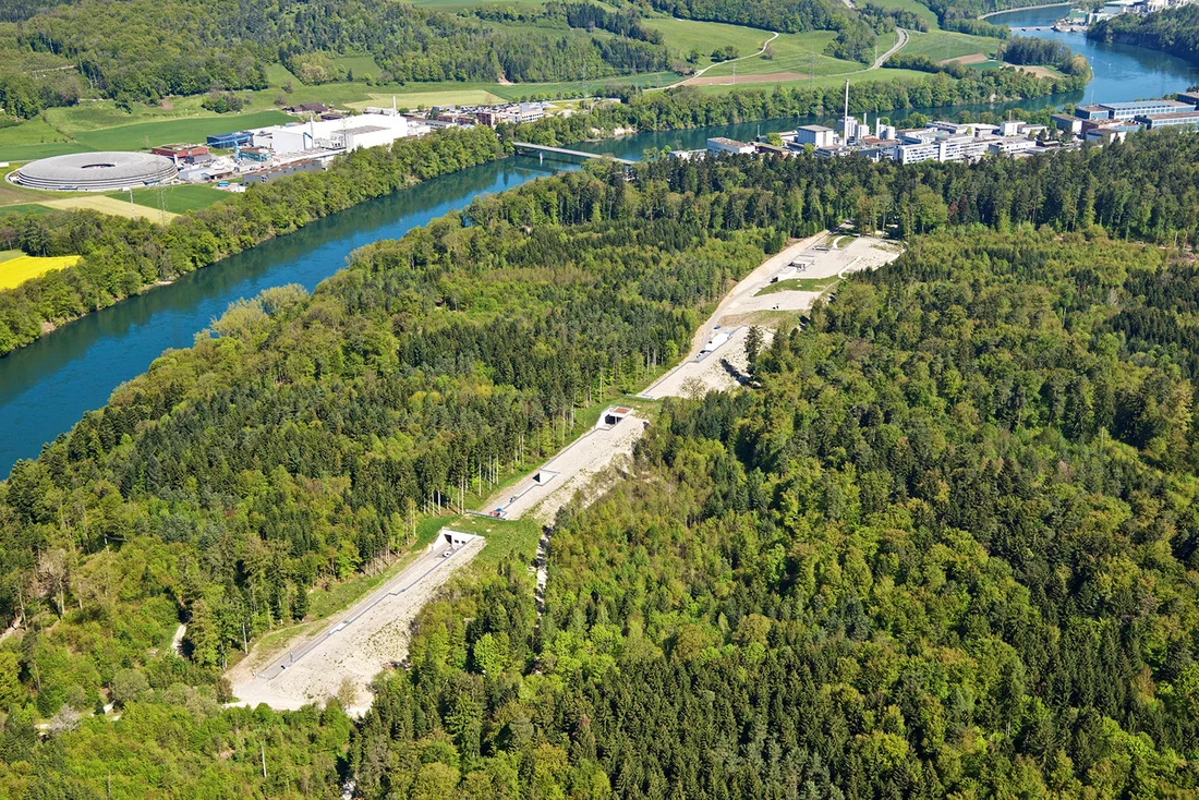 Das 740 Meter lange Tunnelgebäude des SwissFEL liegt im Würenlinger Wald. Grösstenteils unterirdisch erzeugt dieser Röntgenlaser extrem kurze und intensive Blitze aus Röntgenlicht in Laserqualität. Damit lassen sich Moleküle und Atome in Aktion quasi filmen. (Foto: Paul Scherrer Institut/Markus Fischer)