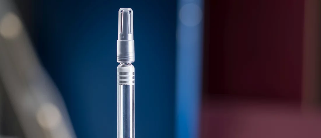 Spritze im Strahlengang: Eine (hier leere) Fertigspritze mit Schutzkappe am Experimentieraufbau mit Neutronenstrahlen des PSI. Neutronen eignen sich für die Frage, warum manche Fertigspritzen verstopfen, bestens: Sie durchdringen die Metallnadel fast ungehindert und machen sichtbar, falls medizinischer Wirkstoff ins Innere der Kanüle eingedrungen ist. (Foto: Paul Scherrer Institut/Mahir Dzambegovic)