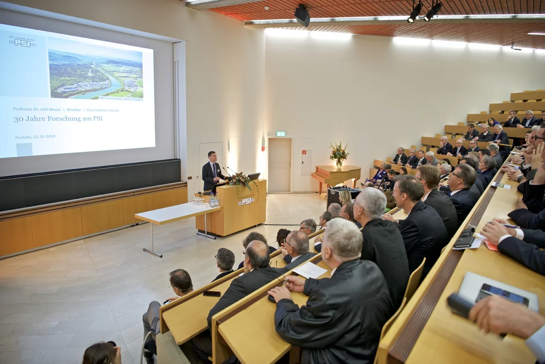 PSI-Direktor Joël Mesot begrüsst die geladenen Gäste. (Foto: Paul Scherrer Institut/Markus Fischer)