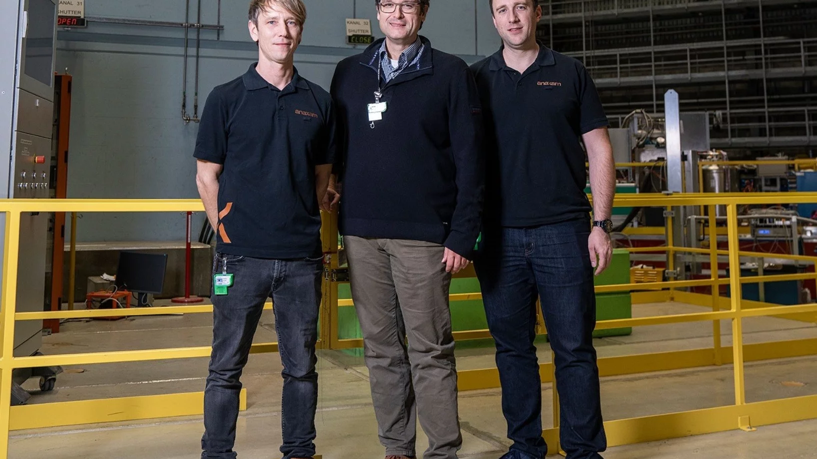 Phillippe Würsch (left) and Matthias Wagner (right) from ANAXAM appreciate the good and close cooperation with David Mannes from PSI, which was also successful in the case of the brake piston investigations. (Photo: Paul Scherrer Institute/Mahir Dzambegovic)