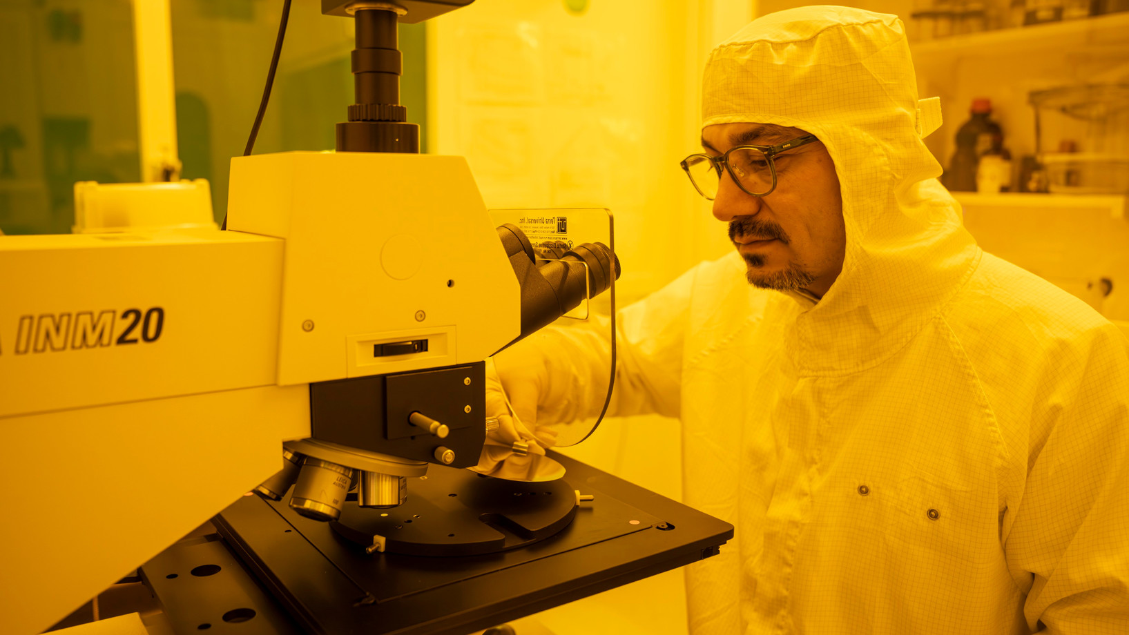 Yasin Ekinci, Leiter des Labors für Röntgen-Nanowissenschaften und Technologien am PSI, in einem Reinraumlabor der Synchrotron Lichtquelle Schweiz SLS, wo extremes Ultraviolett-Licht für die EUV-Forschung genutzt werden kann.