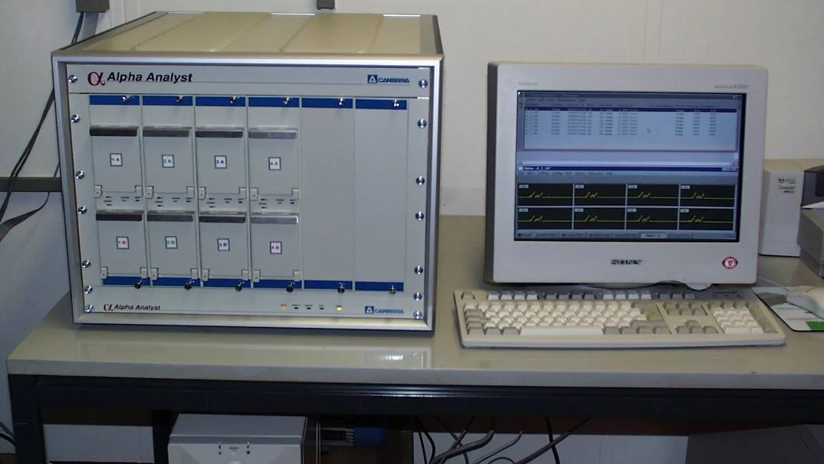 Messung von Alpha-Strahlern mit hochauflösenden Reinst-Silizium-Spektrometern