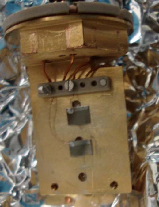 Front view. Sample holder with 4 additional electrical contacts