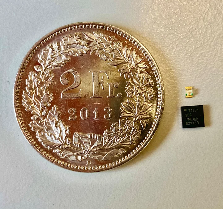 Grössenvergleich eines ICs und einer LED mit einem 2-Franken-Stück