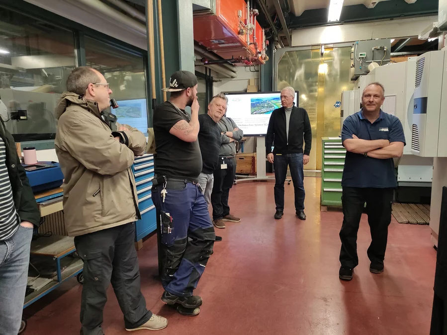 Polymechaniker zeigen ihre neue Maschine