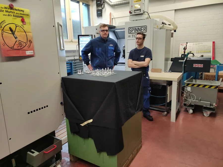 Polymechaniker zeigen ihre neue Maschine