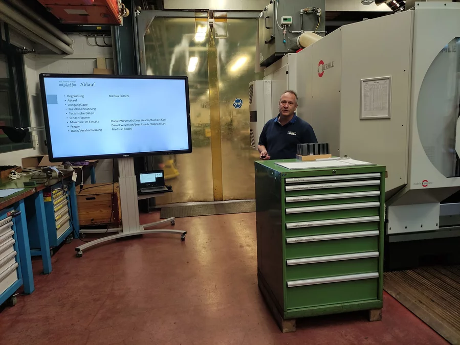 Polymechaniker zeigen ihre neue Maschine