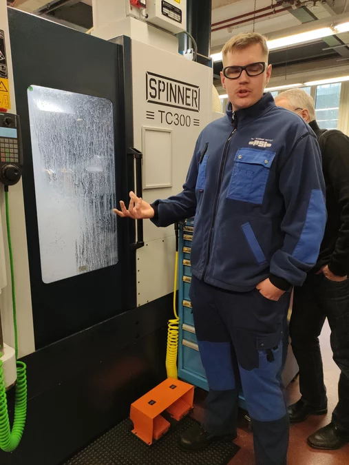 Polymechaniker zeigen ihre neue Maschine