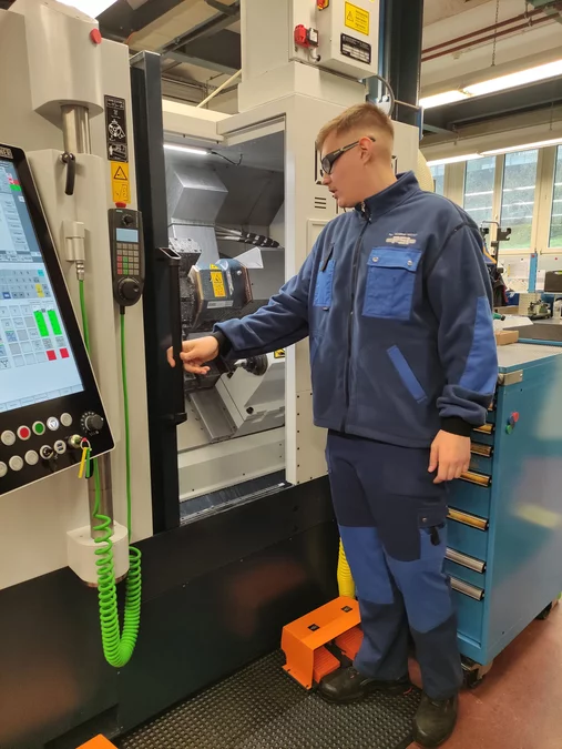 Polymechaniker zeigen ihre neue Maschine