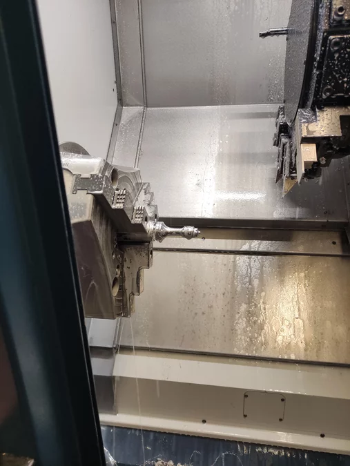 Polymechaniker zeigen ihre neue Maschine