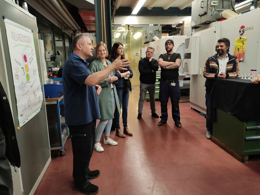 Polymechaniker zeigen ihre neue Maschine