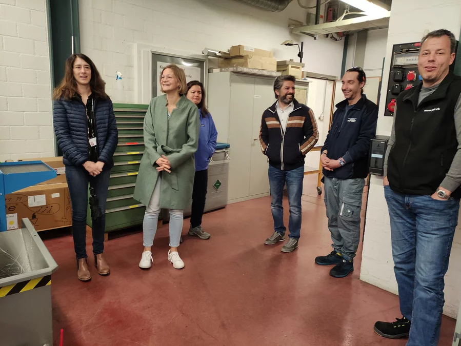 Polymechaniker zeigen ihre neue Maschine