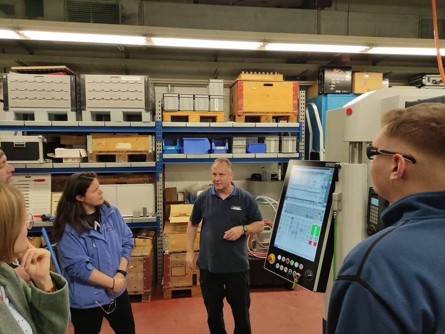 Polymechaniker zeigen ihre neue Maschine