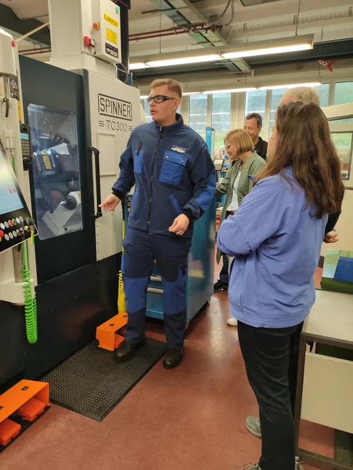 Polymechaniker zeigen ihre neue Maschine