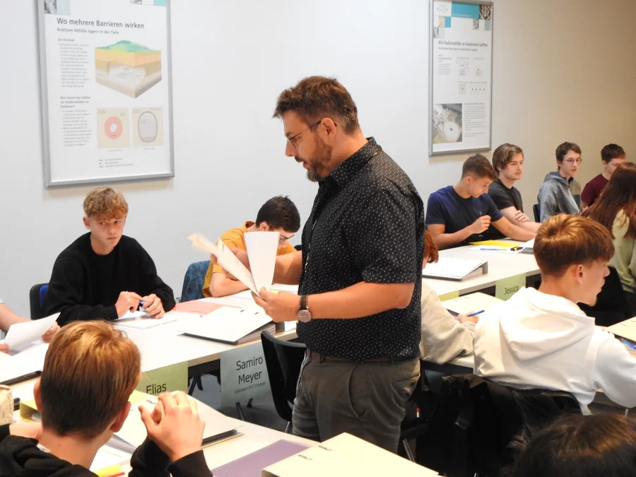  Am Montag, 7. August 2023 kamen 26 neue Lernende und 4 Praktikant*innen erwartungs¬voll und ein wenig nervös ans PSI. Während d