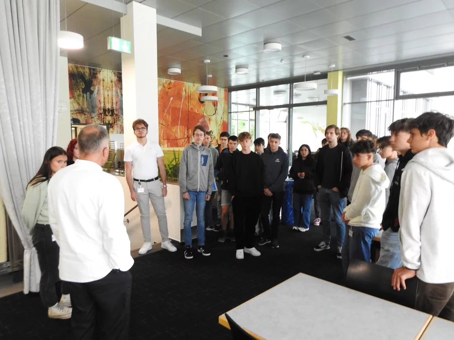  Am Montag, 7. August 2023 kamen 26 neue Lernende und 4 Praktikant*innen erwartungs¬voll und ein wenig nervös ans PSI. Während d