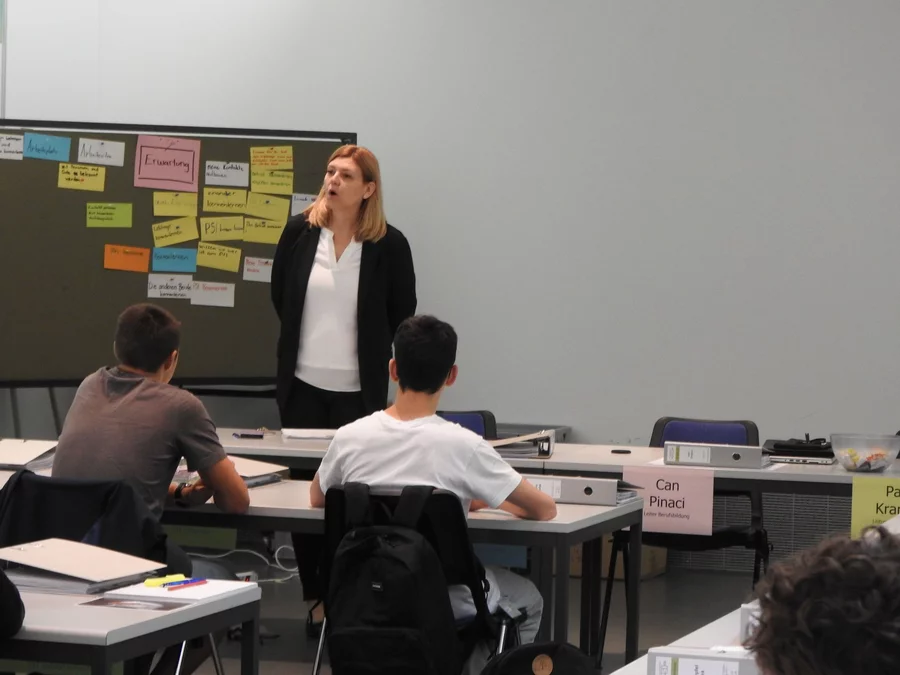  Am Montag, 7. August 2023 kamen 26 neue Lernende und 4 Praktikant*innen erwartungs¬voll und ein wenig nervös ans PSI. Während d