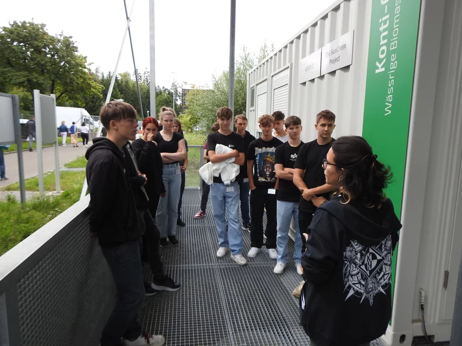  Am Montag, 7. August 2023 kamen 26 neue Lernende und 4 Praktikant*innen erwartungs¬voll und ein wenig nervös ans PSI. Während d