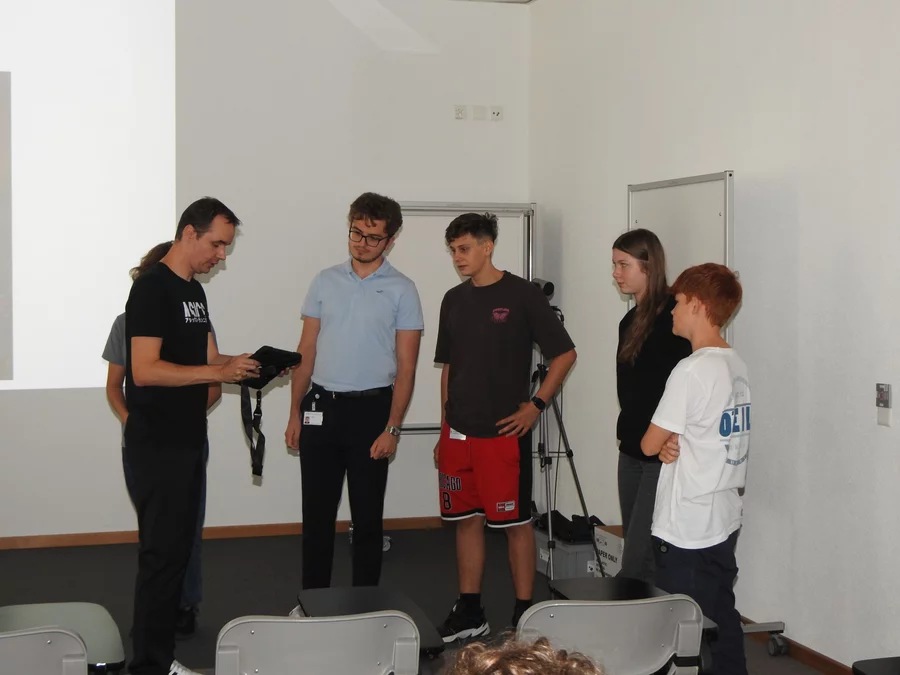  Am Montag, 7. August 2023 kamen 26 neue Lernende und 4 Praktikant*innen erwartungs¬voll und ein wenig nervös ans PSI. Während d