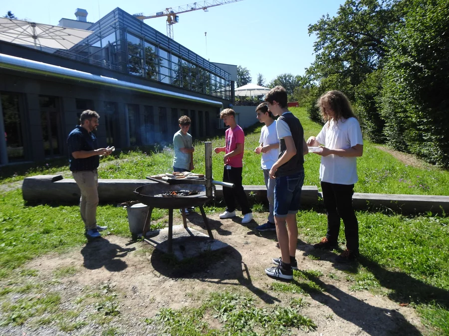  Am Montag, 7. August 2023 kamen 26 neue Lernende und 4 Praktikant*innen erwartungs¬voll und ein wenig nervös ans PSI. Während d
