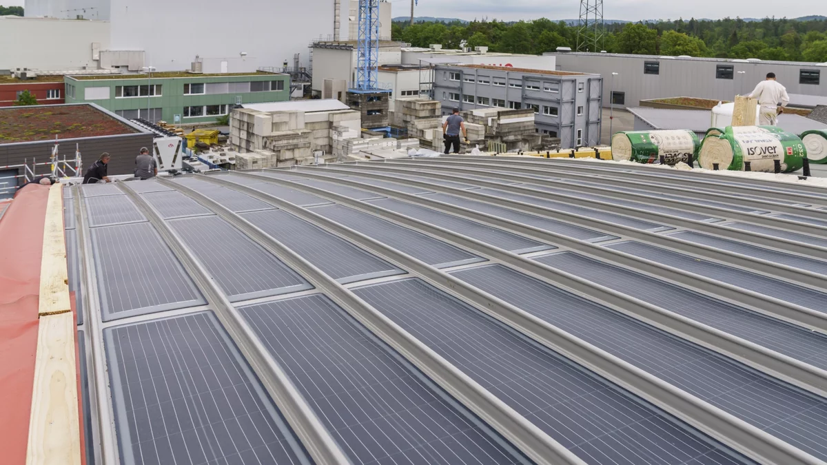 Aluminium profiles with integrated solar modules on the main roof of the SLS. You can see the curvature of the roof.