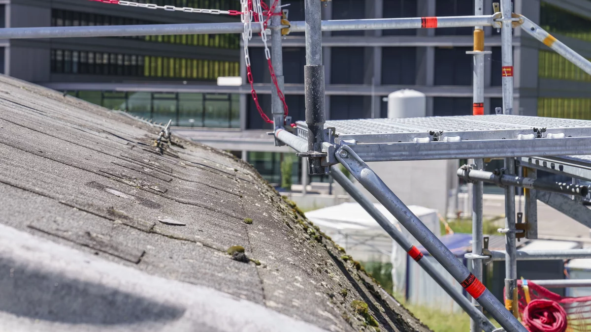 From the right, a section of the scaffolding arches over the old tarpaper roof of the SLS. You can see that there is no contact between the poles and the roof, but a gap of around 10 to 30 centimetres everywhere.