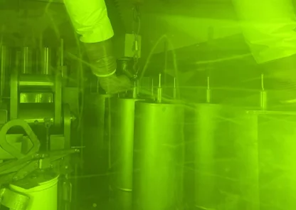 Transfer der Presslingsbehälter von der Hotzelle 6 in die Hotzelle 4.