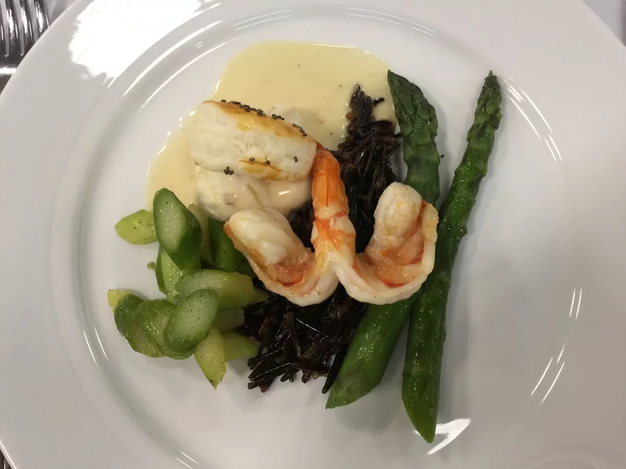 3. Gang: Pochiertes Seezungenfilet und gebratene Riesencrevette auf Weissweinsauce mit Noilly Prat dazu Wildreis und grüne Spargeln
