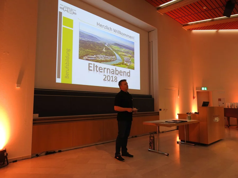 Paul Kramer begrüsst die Anwesenden