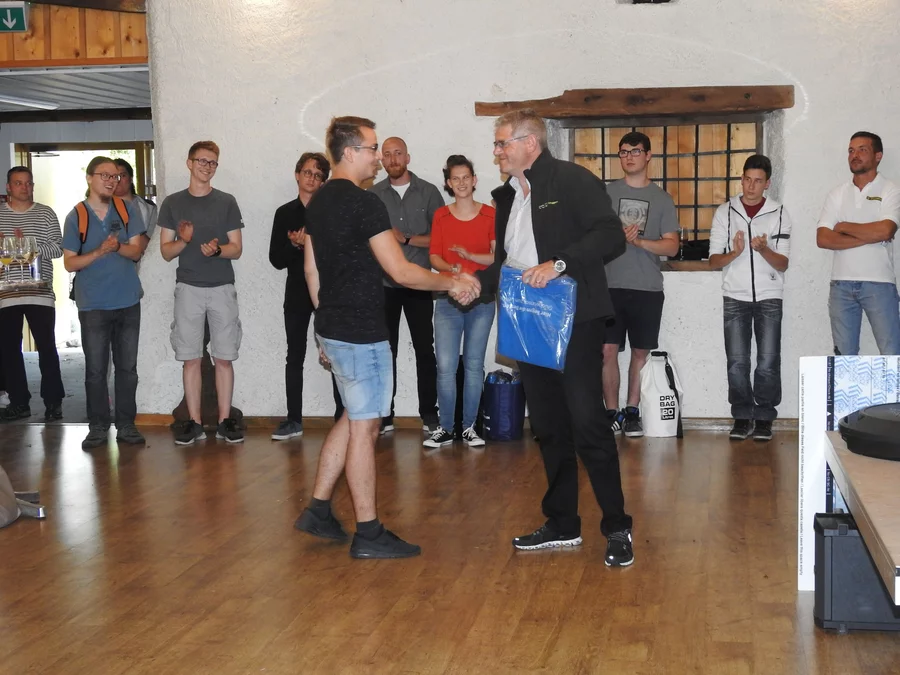 René Huber (Direktor Spital Leuggern) übergibt die Preise