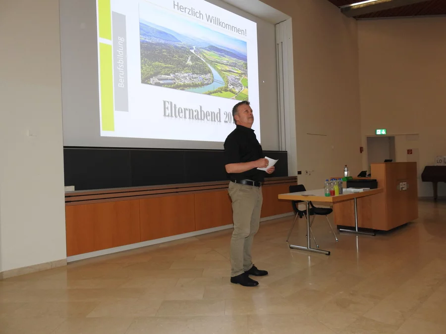 Paul Kramer brgrüsst die Anwesenden