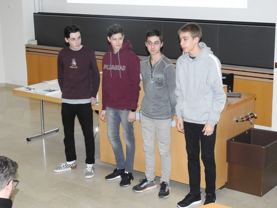 Die angehenden Elektroniker