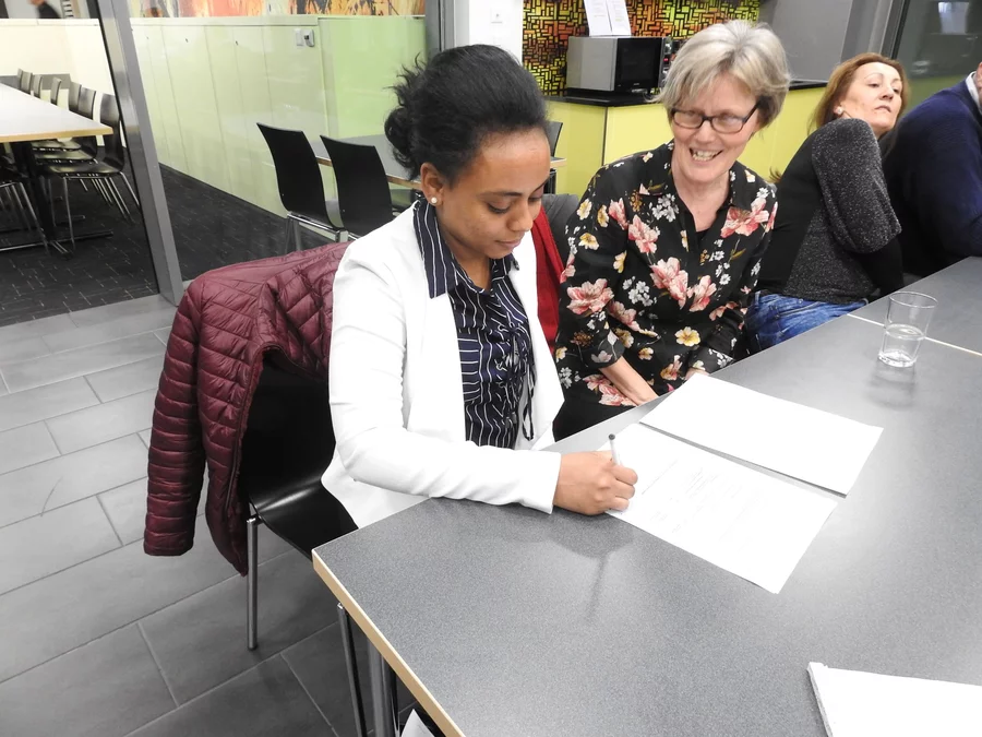 Unterschreiben des Lehrvertrages