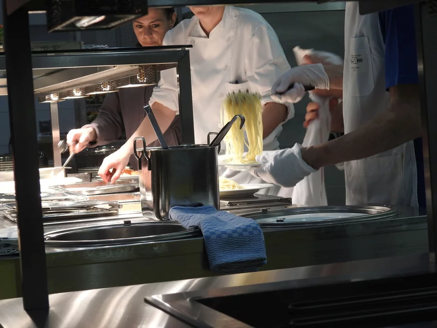 Schöpfen an der Theke