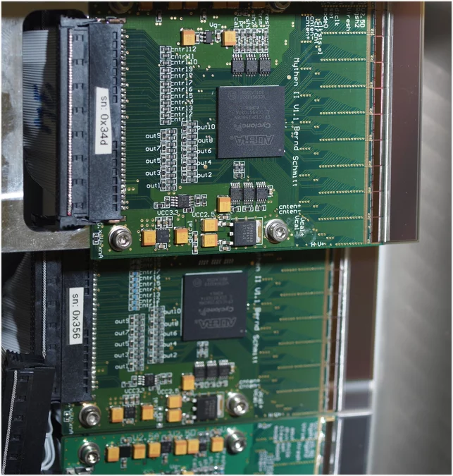 Zoom on the modules of the detector. The two sensors layers are visible. X-rays come from the forward direction.