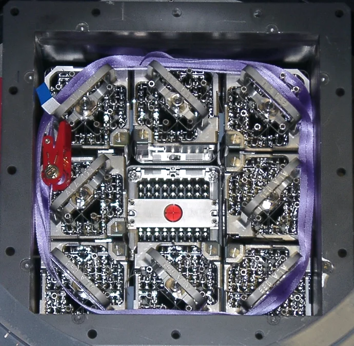 Test zone loading with central PWR mock-up featuring a central canal for spent fuel sample insertion