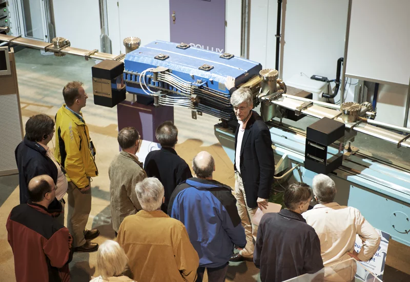 Réplique d'un aimant de déflexion de la SLS (en bleu) à une échelle originale. Les électrons se déplaceraient à travers le tube à vide argenté.