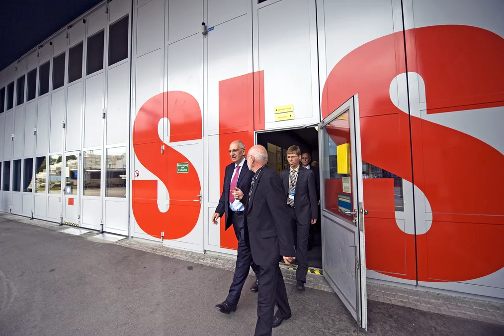 Vor der Synchrotron Lichtquelle Schweiz SLS.